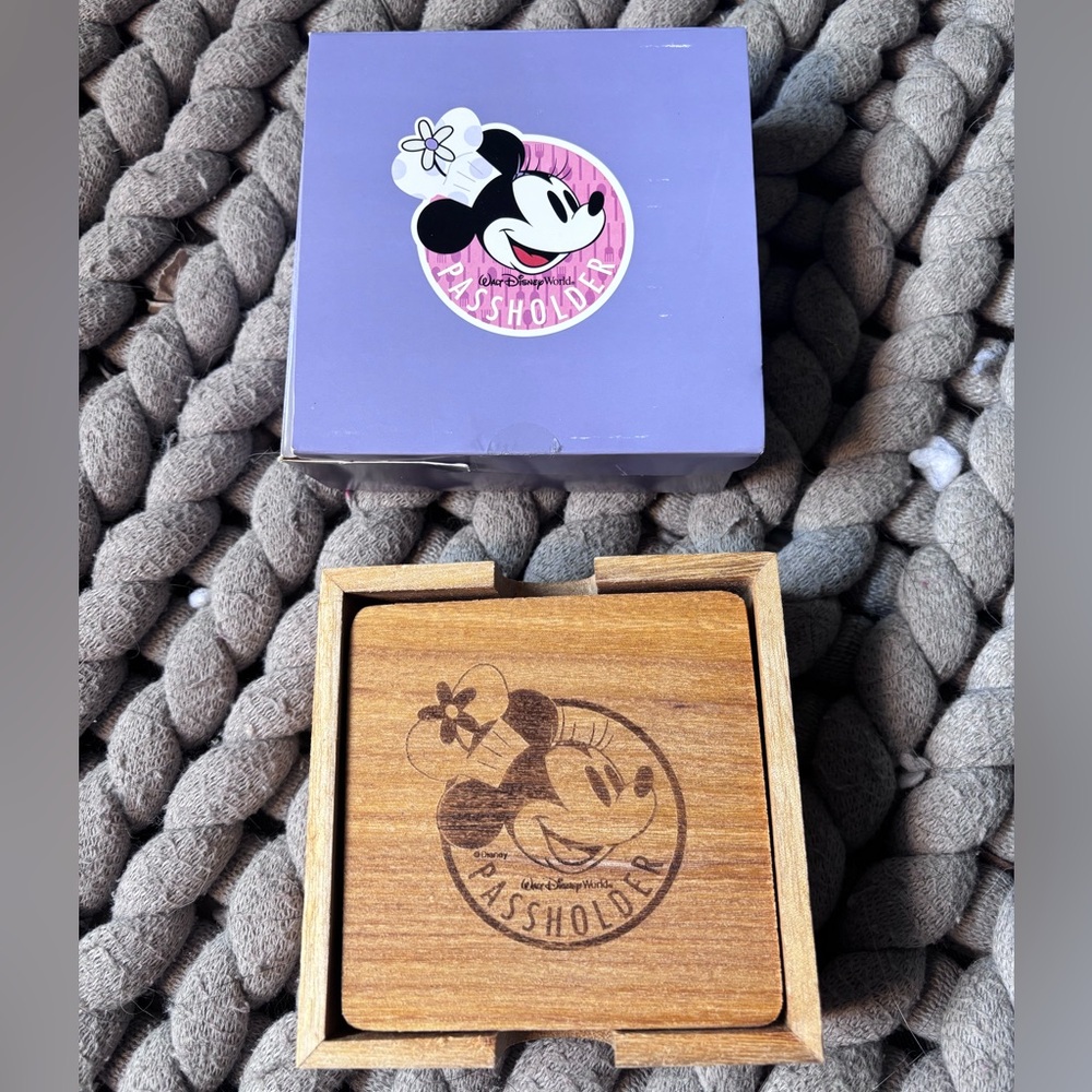 Minnie Mouse Passholder Wooden Coaster Set— in original box